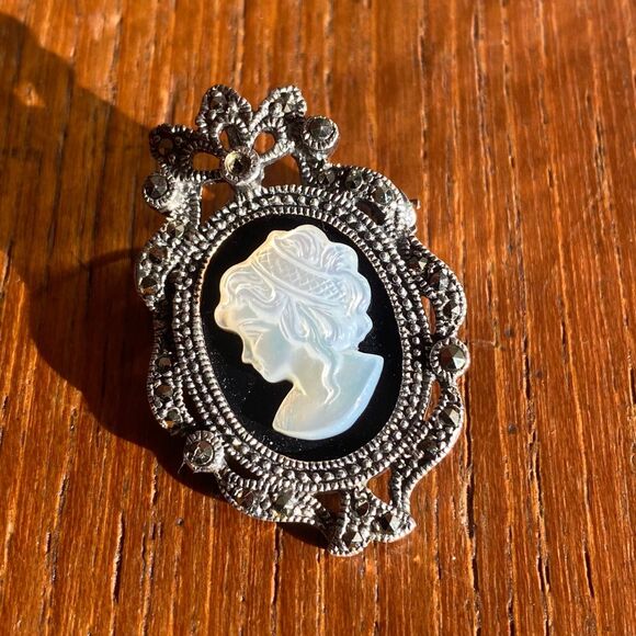 Vintage Sterling Silver Black Onyx Brooch with Opalescent Mother of Pearl Cameo - Picture 5 of 5